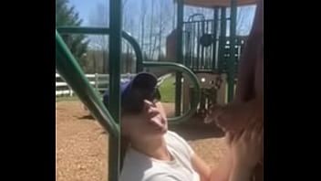 Reproduzir Latina universitária submissa pulando aula para deepthroat bbc no parque