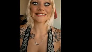 播放 狡猾的双性恋tiktok女孩得到她完美的屁股紧猫充满暨