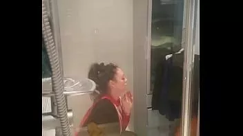 Reproducir Puta ucraniana milf espiada en el baño cámara oculta