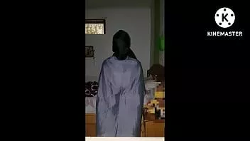 Afspelen [compilatie] domme verlegen jongen trekt zich af onder satijnen laken en mond gesnoerd