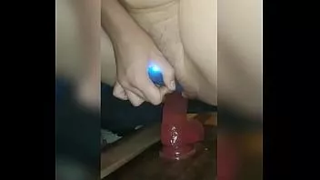 Putar Pacar saya mengendarai video hebat dildo barunya.
