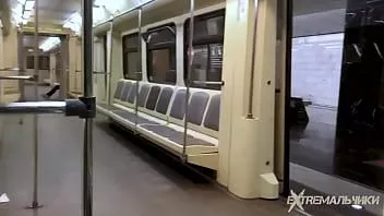 Redare 3xtremalchiki - exhibiționist care se masturbează la metrou
