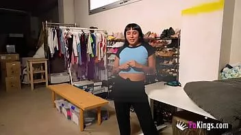 Reproducir Moly cumple su sueño de convertirse en modelo porno... ¡follando a su empleado!