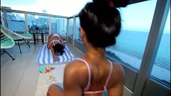 play Toticos | South Beach Miami 18 jaar oude tiener Filipijnse dwerg zuigt op grote zwarte pik en slikt de noot (deel 1) ft violet rae