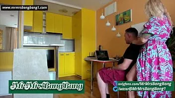 Играть Соседка развлекается перед вебкамерой в секс-чате 07.02
