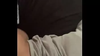 play O osso amarelo grosso me dá o pescoço e depois me curvo enquanto lambo os dedos dos pés