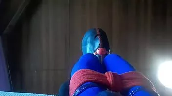 play Laura sitzt gefesselt auf einem Sofa und nimmt einen großen Schwanz in den Mund. Schlampiger Spuck-Blowjob mit riesigem Oral-Creampie