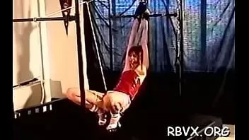 play Puiul voluptuos stă pe jucăriile ei sexuale