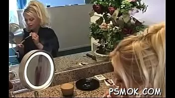 play Garota excitada que gosta de montar um dispositivo conjugal