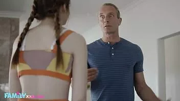 play Familyxxx - tiener stiefdochter bewijst dat ze goed kan zuigen (reese robbins)