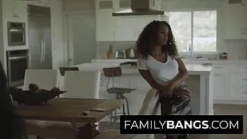 play Familybangs.com - obsesie păcătoasă pentru tatăl american și fiica vitregă adolescentă de abanos, scandal stacojiu, pistol Tommy