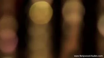 播放 感受她的浪漫力量随着快乐的舞蹈而增长