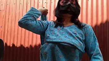 Reproduzir Lambendo a esposa paquistanesa chamando Vicky para foder sua bunda urdu com som claro