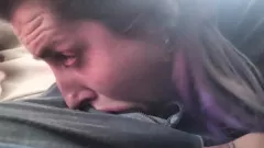 Reproduzir Puta loira irritada chupa um estranho no ônibus