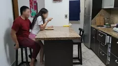 Reproduzir Vivendo com minha enteada latina gostosa e seus desejos insaciáveis ​​de pau grande