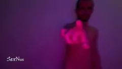 Redare Latino fierbinte a făcut duș în lumină violetă