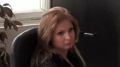 تشغيل استجواب الشرطة يتحول إلى صريح: Footjob والمزيد
