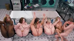 play حفلة الغسيل المتشددين مع Petite Milf Dee Williams والأصدقاء