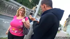 play Mollige blonde met massieve kont rijdt een enorme lul