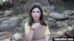 play У Chesty Brunette Teen есть табу встречается со старшим мужчиной