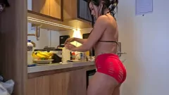 Odtwórz Sekretny plan pokojówki: Latynoska brunetka z dużym tyłkiem i dużymi cyckami zostaje przyłapana przez szefa podczas seksu oralnego i analnego